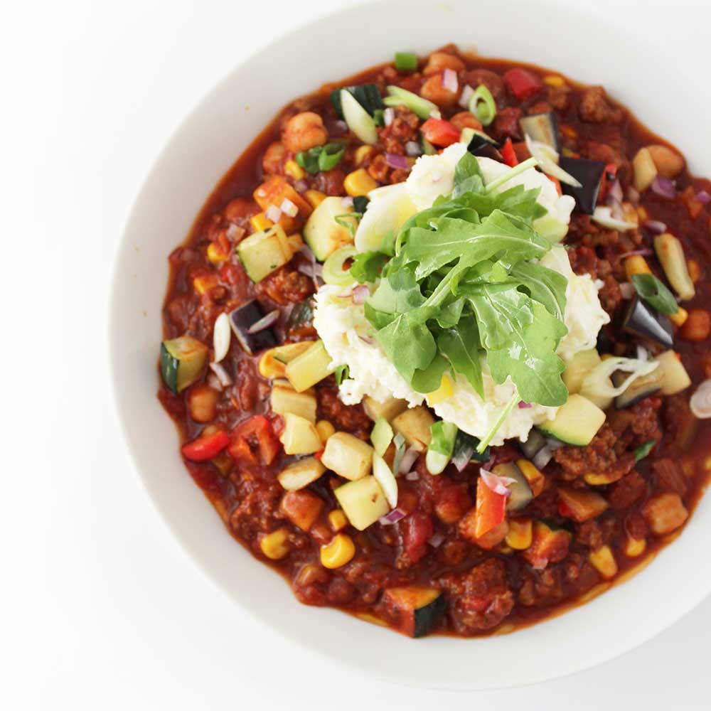 Espresso BBQ Ketchup Chili con Carne mit Mozzarella, Gemüse und Ruco